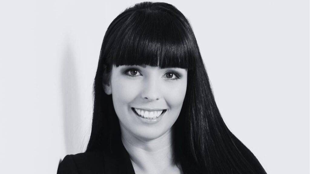 Businessportrait einer Frau im schwarz-weißen Stil vor hellem Hintergrund.