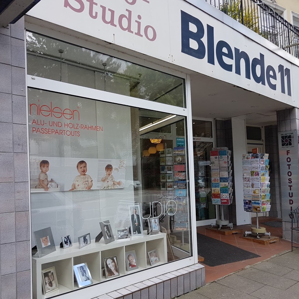 Schaufenster mit Fotos und Bilderrahmen im Fotostudio in Winterhude Blende 11 mit Einblick in Studio und Rahmenservice