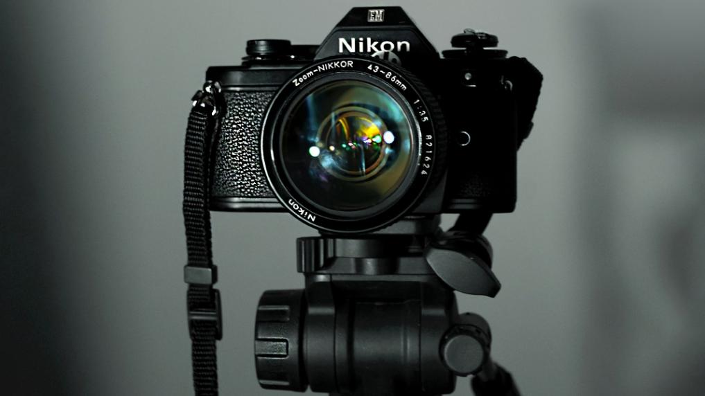 DSLR-Kamera auf Stativ im Fotostudio in Hamburg Winterhude