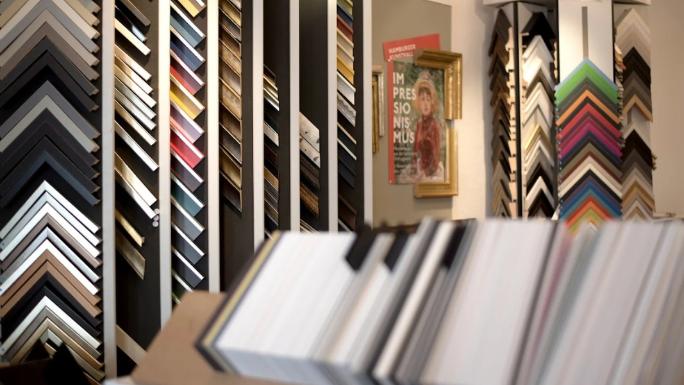 Passepartouts und Rahmenmaterial in der Einrahmungswerkstatt.